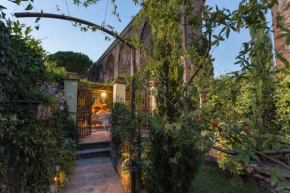 La Dimora dei Conti, Indulge in a Country Farmhouse Apartment with Jacuzzi Facing the Town! Capannori